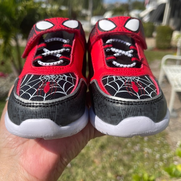 Marvel Red and Black Sneakers with Velcro Closure Kids size 8 - Picture 10 of 13
